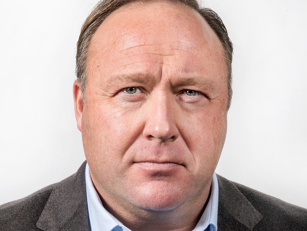 Vedeta siteului Infowars Alex Jones trebuie să plătească circa 1 mld. dolari pentru afirmații false