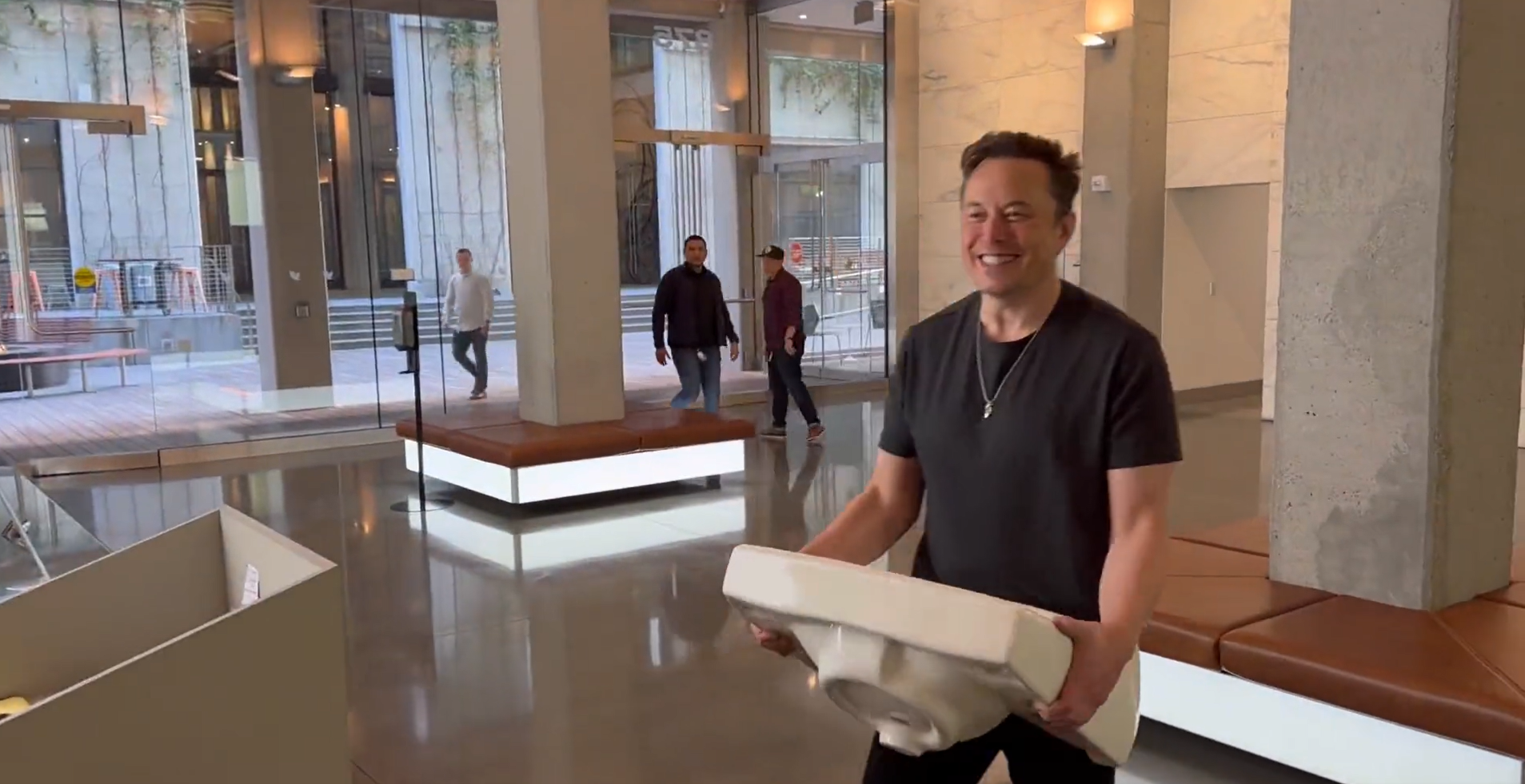 Angajații Twitter pot răsufla ușurați: Elon Musk a anunțat că nu intenționează să reducă 75% din personal după ce va prelua oficial compania