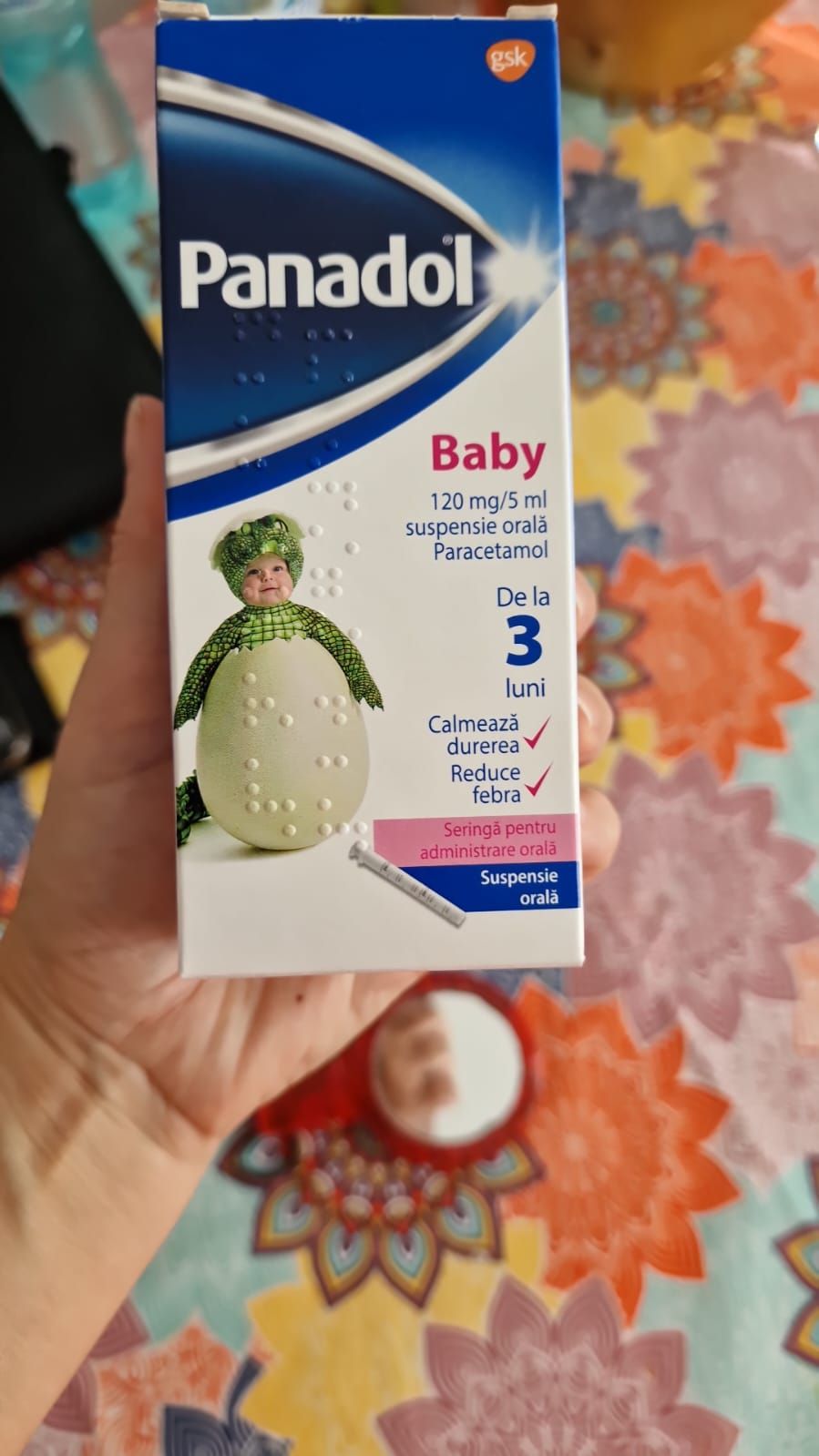 Gigantul farma GSK a vândut în România zeci de mii de cutii de Panadol Baby cu un colorant, azorubină - E 122, interzis în alte state europene. Producătorul a schimbat recent ambalajele și compoziția, dar nu explică ce a determinat această decizie