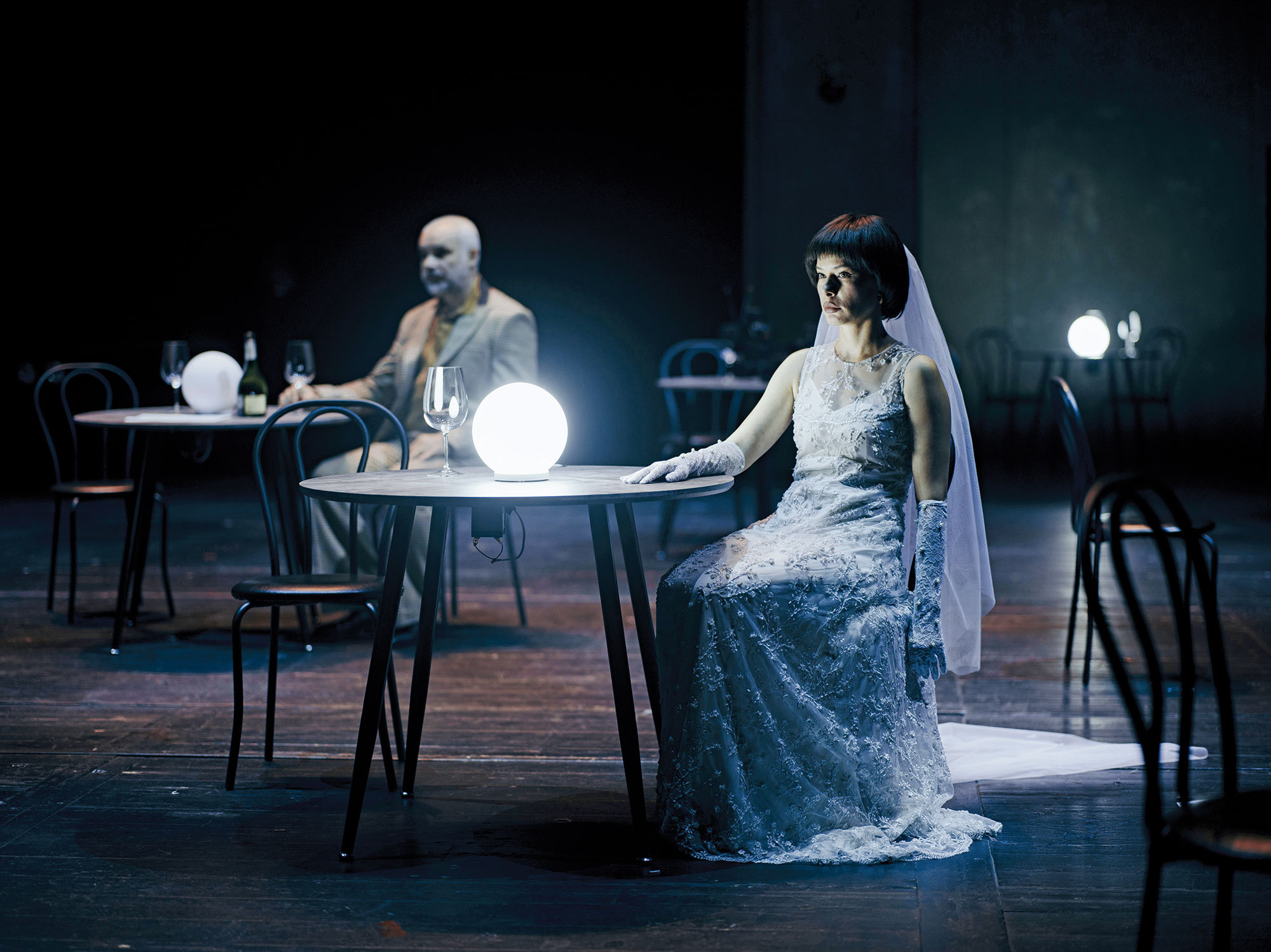 Teatru: Despre EXIL și relația de furie și iubire cu România