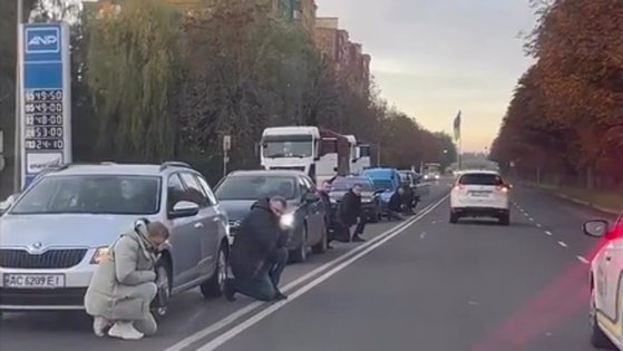 VIDEO. Imagini mișcătoare de pe front: oamenii au îngenuncheat la vederea convoiului cu cadavrele soldaților ucraineni