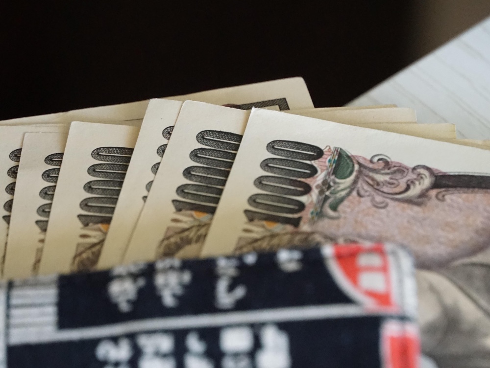 Yenul japonez atinge minimul ultimilor 32 de ani în raport cu dolarul american