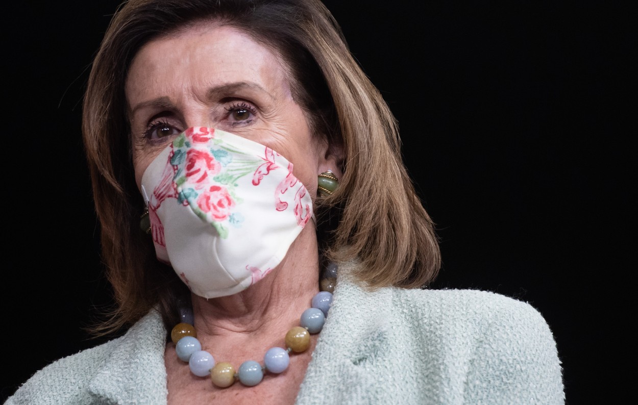 Soțul lui Nancy Pelosi atacat în locuință. A fost dus la la spital. Un bărbat e reținut