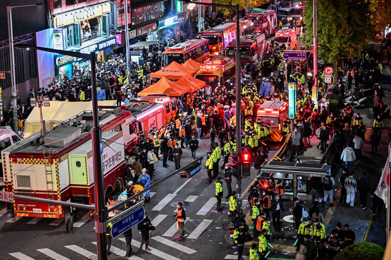 BREAKING! Dezastru de proporții în Coreea de Sud: Cel puțin 146 de morți și 150 de răniți la o petrecere de Halloween din Seoul. Primele raportări vorbesc despre o busculadă. Autoritățile au mobilizat de urgență sute de pompieri și forțe de intervenție. Bilanțul crește continuu