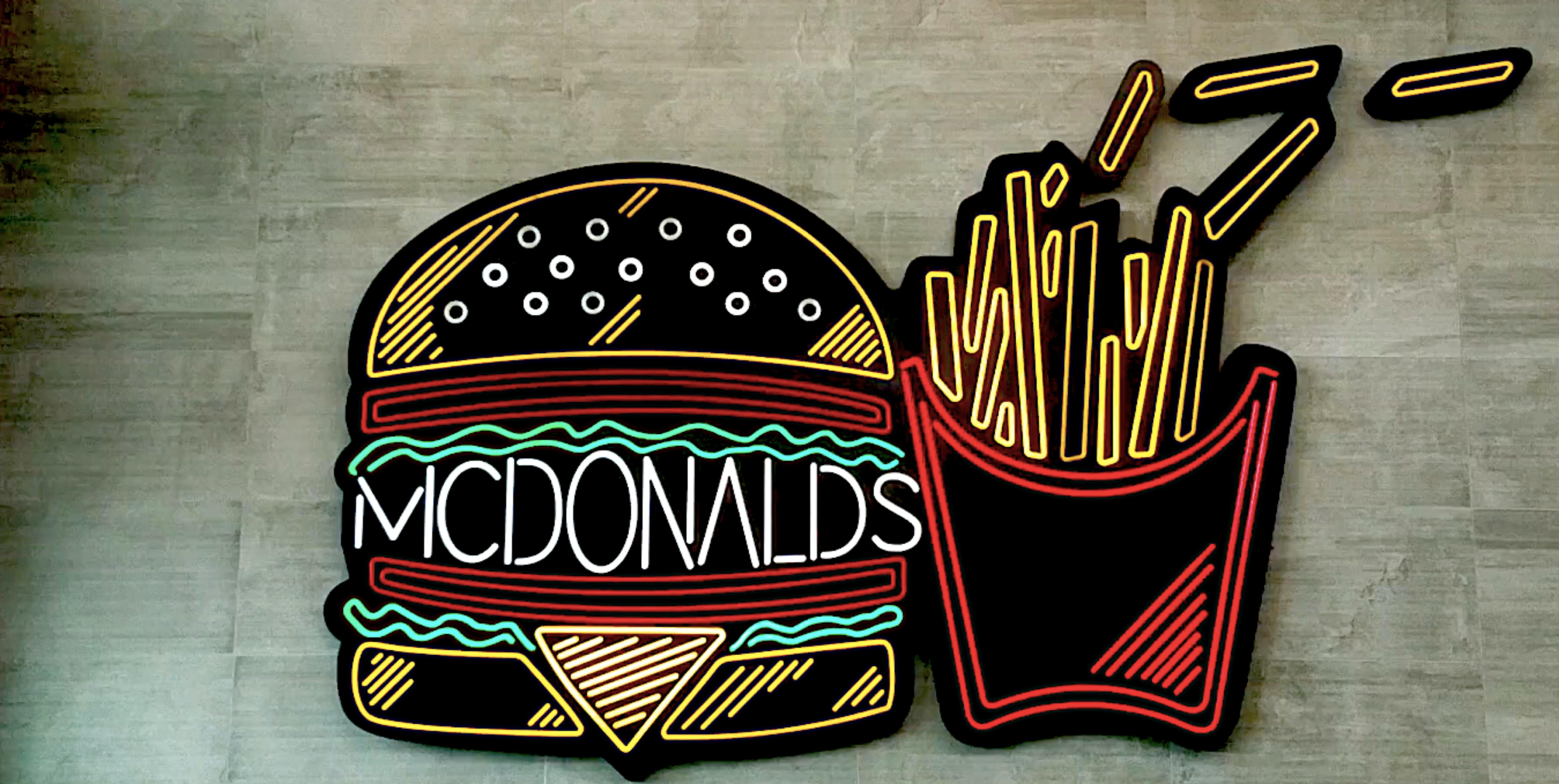 Drumul unui tânăr de la rolul de simplu muncitor la McDonald’s până la o avere de peste 30 de miliarde de dolari. Ce planuri are el pentru România