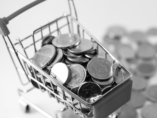 Consumul face un pas în spate: cifra de afaceri din retail, indicator pentru consumul privat, a scăzut cu 3,6% în septembrie față de luna august. La nouă luni, consumul a bifat un plus de 4,5% an/an