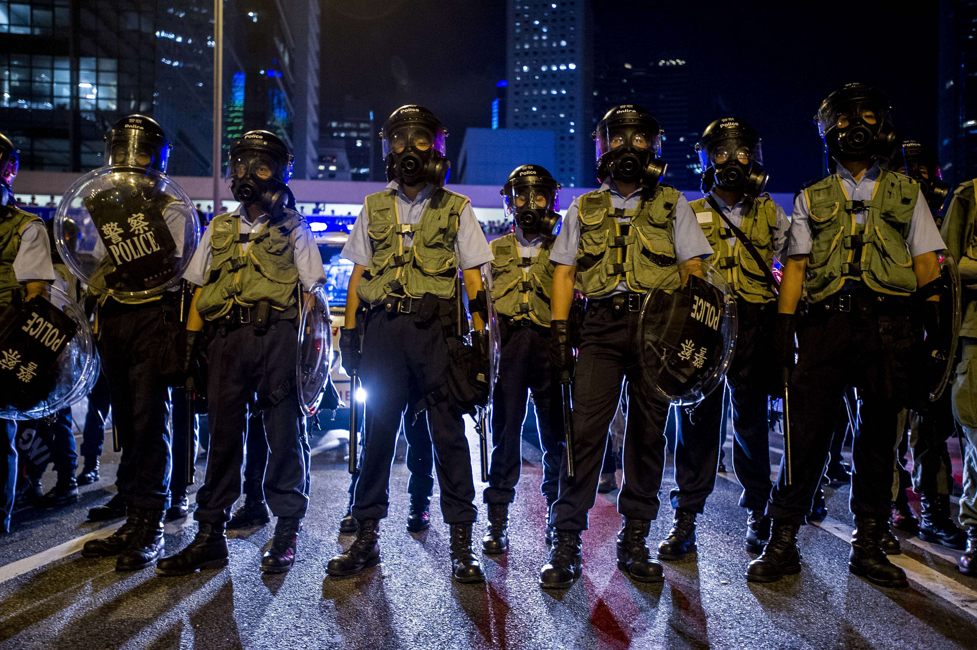 China e în haos: Poliția a bătut muncitorii iPhone care protestează, în timp ce cazurile Covid au atins un nivel record