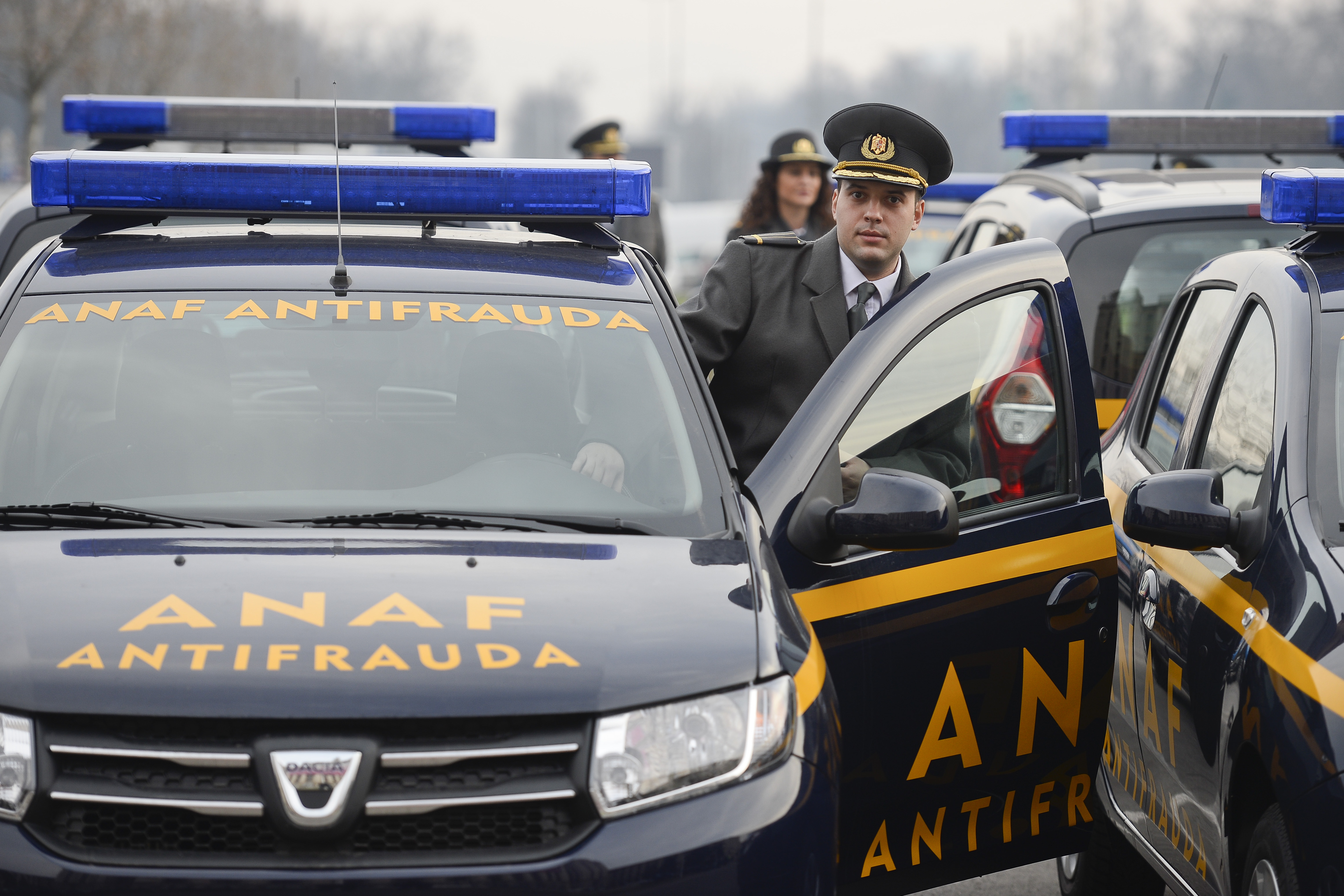 Doi inspectori Antifraudă au amendat cu câte 30.000 de lei patru țărani care vindeau mere și pere pe marginea drumului. Președintele ANAF îi critică în termeni duri: „Nu pot și nu o să tolerez niciodată un asemenea comportament”
