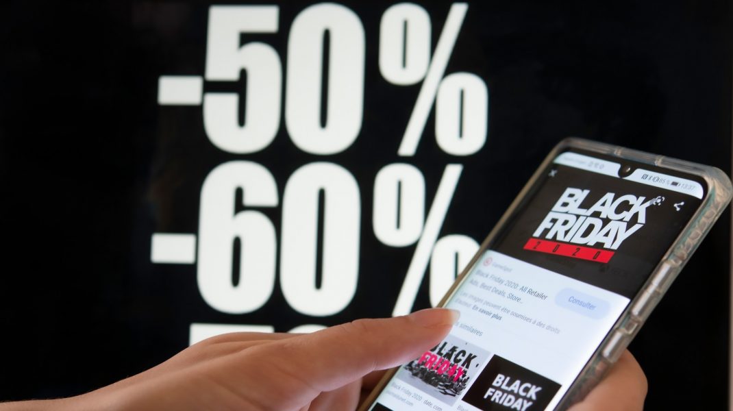 Ce vor românii de Black Friday: Sondaj: Șase din zece români vor să facă achiziții de Black Friday, iar mai mult de jumătate vor să cumpere electronice și electrocasnice