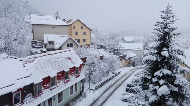 În zona stațiunii Rânca a început să ningă