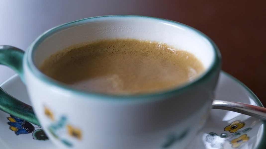 Obiceiuri care te îmbătrânesc. Ce greșești când bei cafeaua dimineața