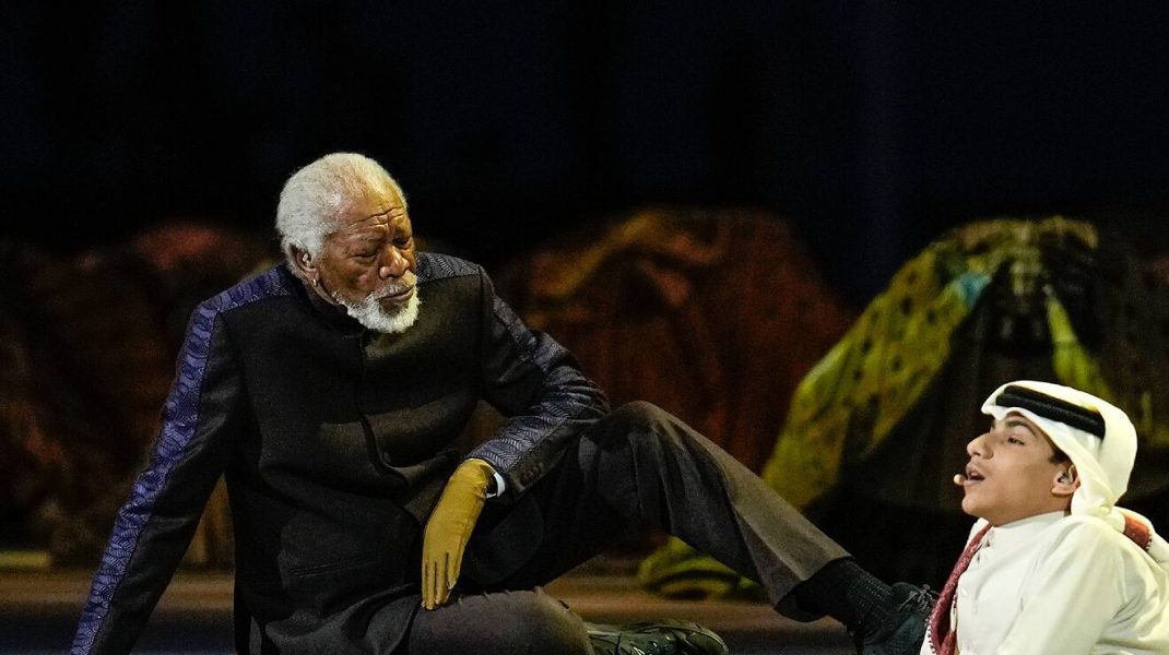 Prestația lui Morgan Freeman la ceremonia de deschidere a Cupei Mondiale de fotbal i-a lăsat pe telespectatori furioși și nedumeriți