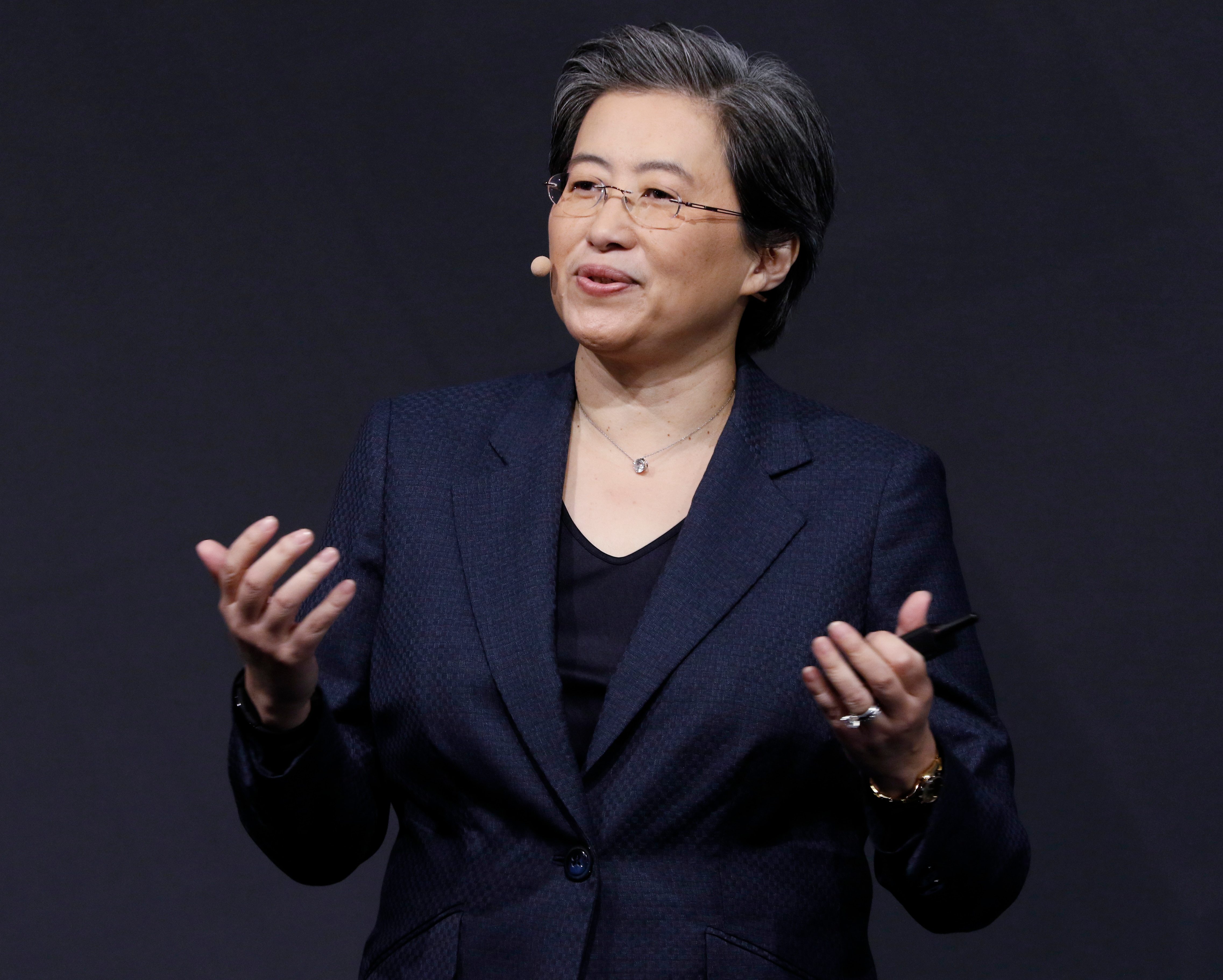 Costurile cu energia, în atenția celor mai mari inovatori ai lumii. Dr. Lisa Su, CEO al AMD, în cadrul evenimentului de lansare a celui mai performant procesor al companiei: „Consumul de energie devine un limitator important în centrele de date. În anumite părți ale lumii, costurile cu energia au crescut de cinci ori”
