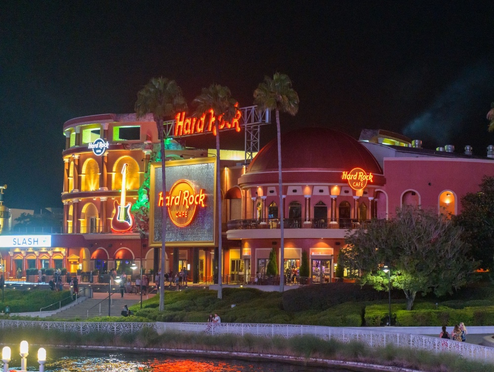 Cine sunt oamenii care au creat brandul Hard Rock Café cu restaurante în toată lumea și cu afaceri de miliarde. Cine sunt actualii proprietari ai brandului și cât au plătit pentru el