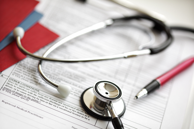 Vârstnici înșelați de medici de biorezonanță.Le vindeau aparate mult mai scumpe decât prețul real