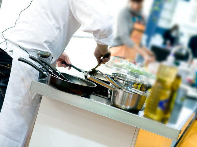 Cum a afectat inflația ieșitul la restaurant? Jumătate dintre români ies mai rar, iar o treime caută produse mai ieftine