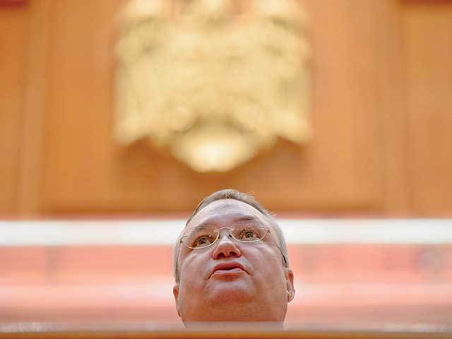 Va avea curajul Austria să respingă aderarea României la Schengen, în condițiile în care este singura țară din UE care se opune aderării? Dacă va respinge aderarea României, va fi calul de bătaie al populiștilor români pentru multă vreme. România a depășit de mult stadiul de călător fraudulos prin vămi, cerșind un blid de mâncare sau „mâncând lebede” la Viena