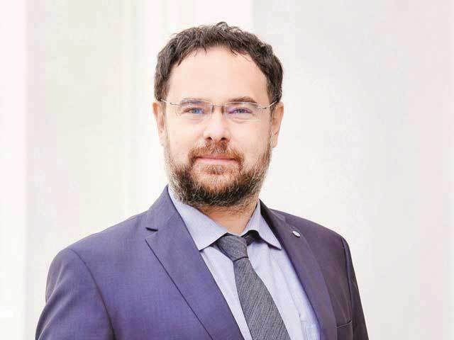 Analiștii financiari CFA spun că inflația va rămâne exprimată în două cifre pe tot parcursul anului viitor, cursul va atinge valoarea de 5,1 lei pentru un euro în următoarele 12 luni, iar indicele ROBOR la 3 luni se va situa la 8,22%