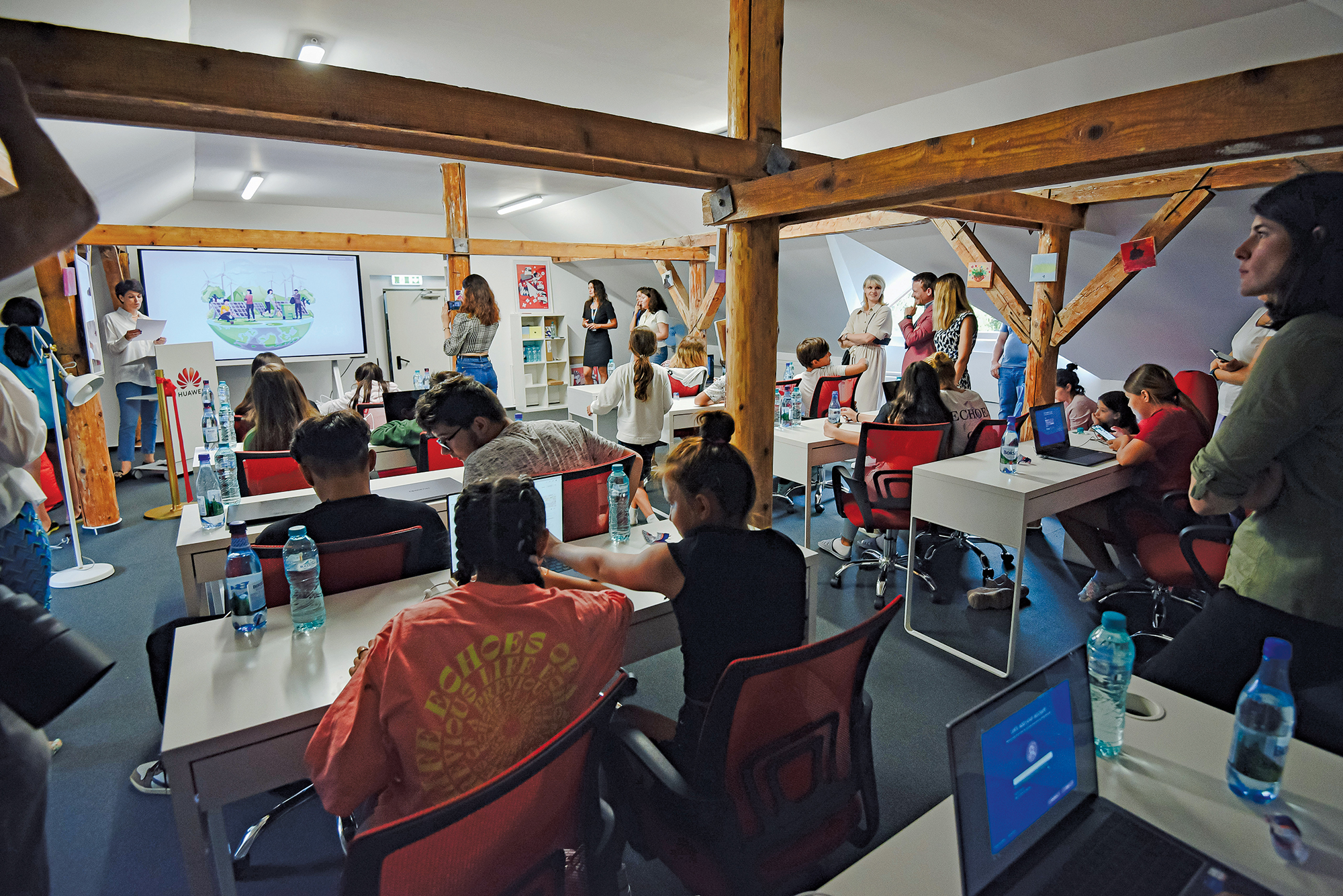 CSR 2022. Sala de informatică Huawei din cadrul SOS Satele Copiilor București - Huawei România