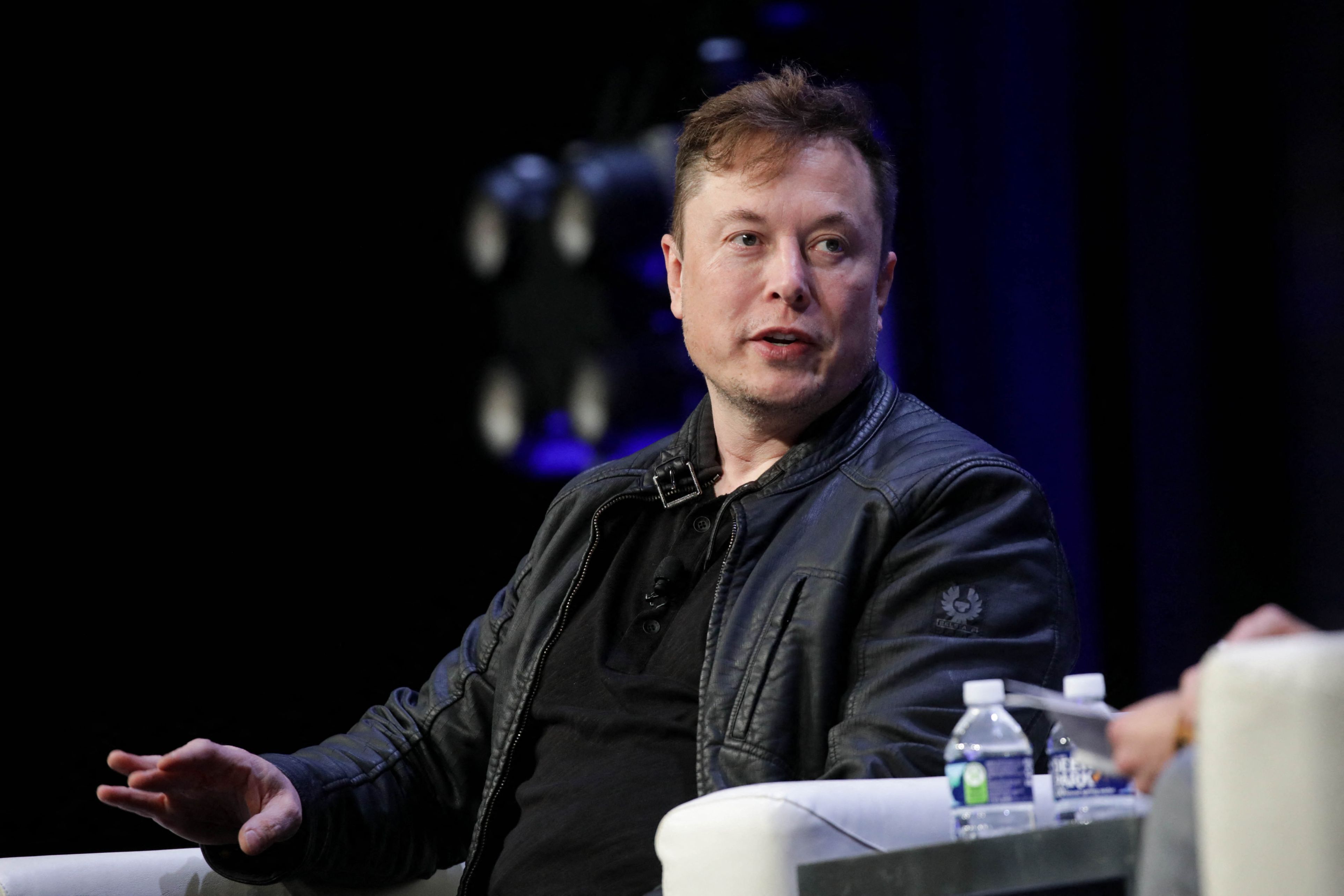 Elon Musk nu mai este cel mai bogat om din lume. Un european îl depășește și pe el, și pe Jeff Bezos