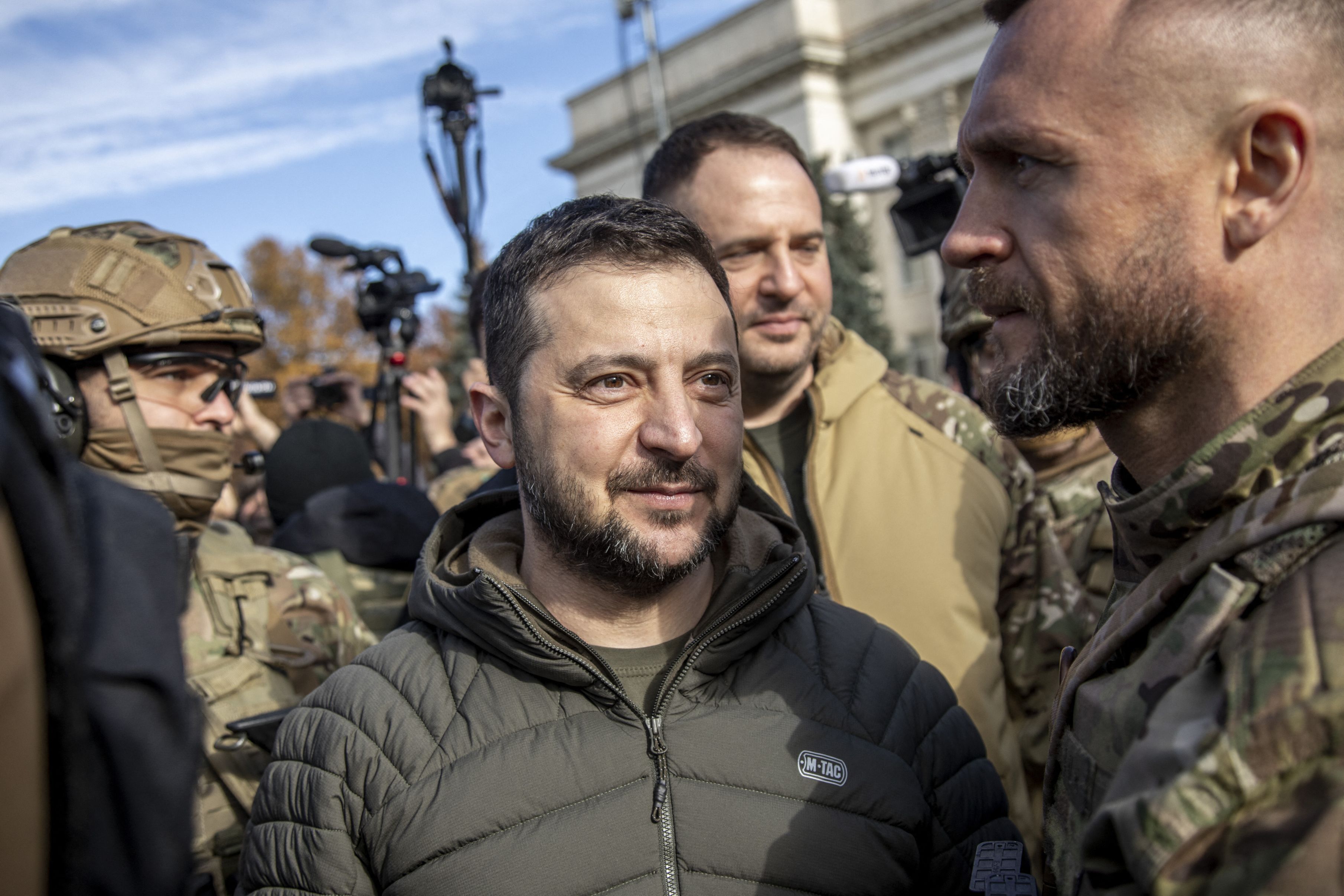 Știrea momentului: Volodimir Zelenski ar fi părăsit Ucraina