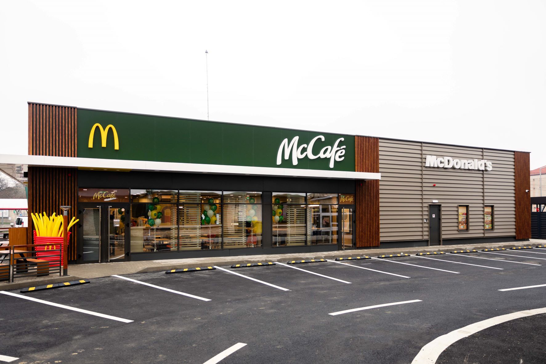 Premier Restaurants România, operatorul lanțului de restaurante McDonald’s, a investit 7 mil.lei într-un nou Drive-Thru la Oradea, a patra inaugurare din 2022, și ajunge la o rețea de 96 de unități