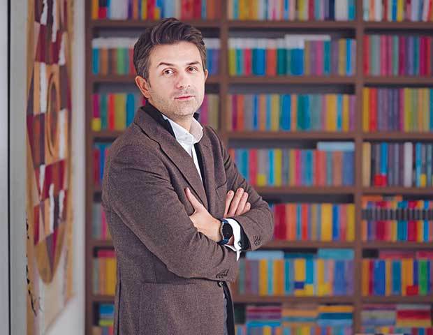 Povestea antreprenorului crescut cu cartea în mână, care la vârsta de 18 ani a primit cadou o afacere. Ce idei de viitor are pentru afacerea pornită de tatăl lui