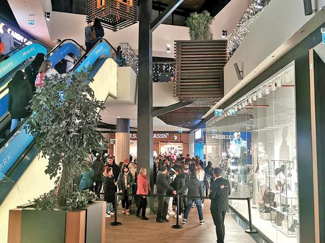 Inflația record și facturile de iarnă majorate nu îi țin pe români departe de malluri. „Magazinele sunt pline de clienți și doldora de marfă. Oamenii aruncă în stânga și-n dreapta cu bani“