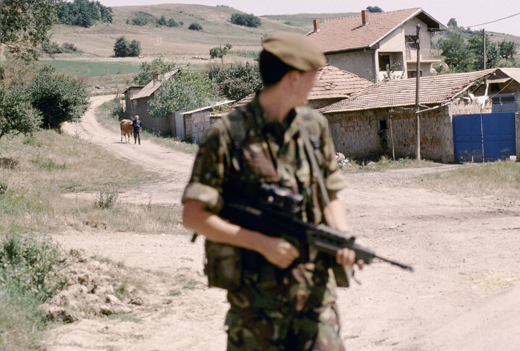 Cresc tensiunile între Kosovo și Serbia: Președintele sârb a ordonat armatei să intre în stare de alertă sporită. Forțele militare de menținere a păcii conduse de NATO au raportat schimburi de focuri în nordul Kosovo