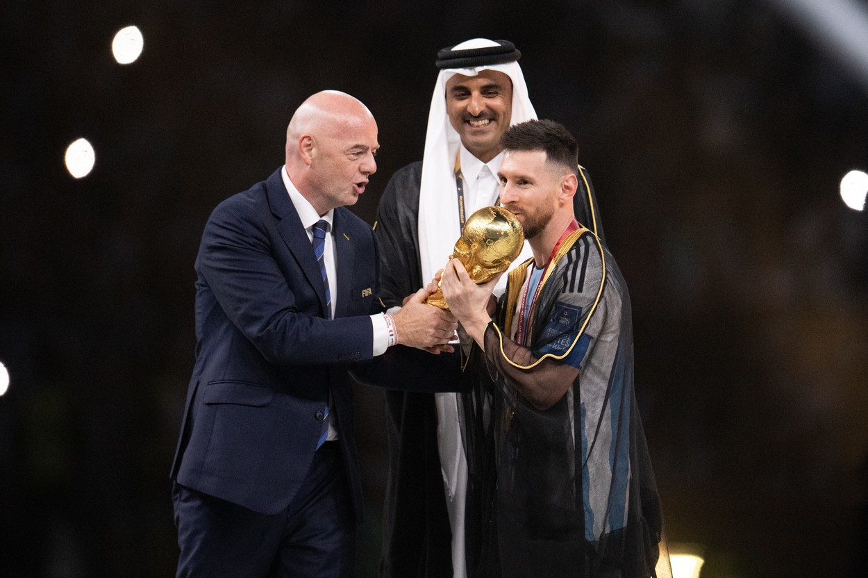 Un parlamentar qatarez oferă 1 milion de dolari pentru bisht-ul purtat de Messi