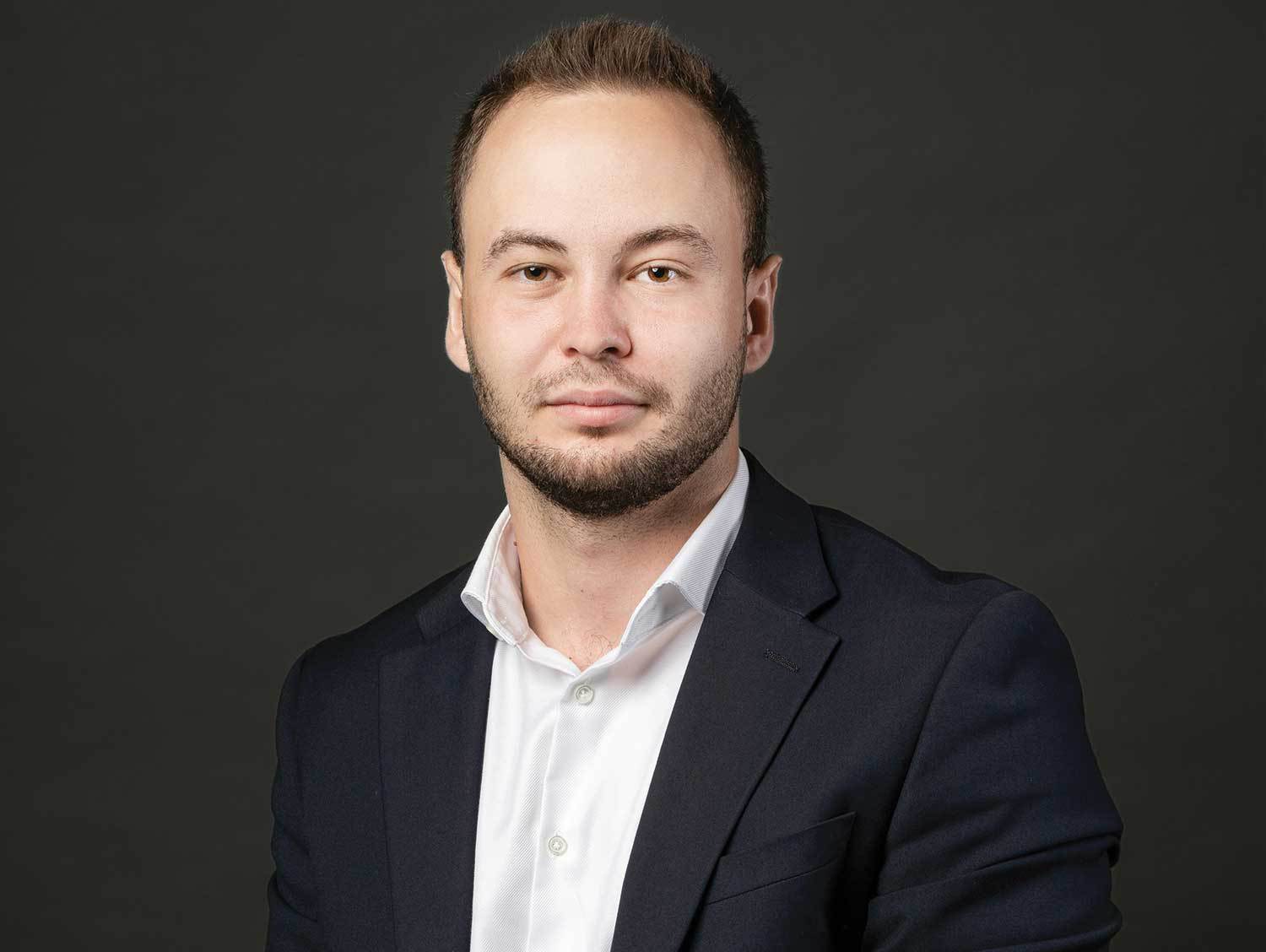 Profil de investitor: Când investești în domeniul în care lucrezi