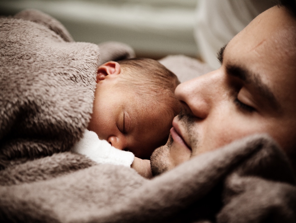 Guvern: Tații vor avea dreptul la 10 zile de concediu paternal, față de 5 în prezent