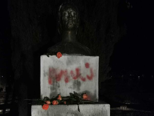 Statuia lui Mihai Eminescu din Orșova, inscripționată cu texte obscene