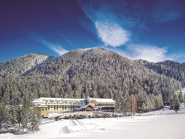 Hotelurile de lux de pe Valea Prahovei și Poiana Brașov sunt pline, deși pe pârtii nu este zăpadă iar prețul unui sejur de cinci nopți sare de 1.000 de euro