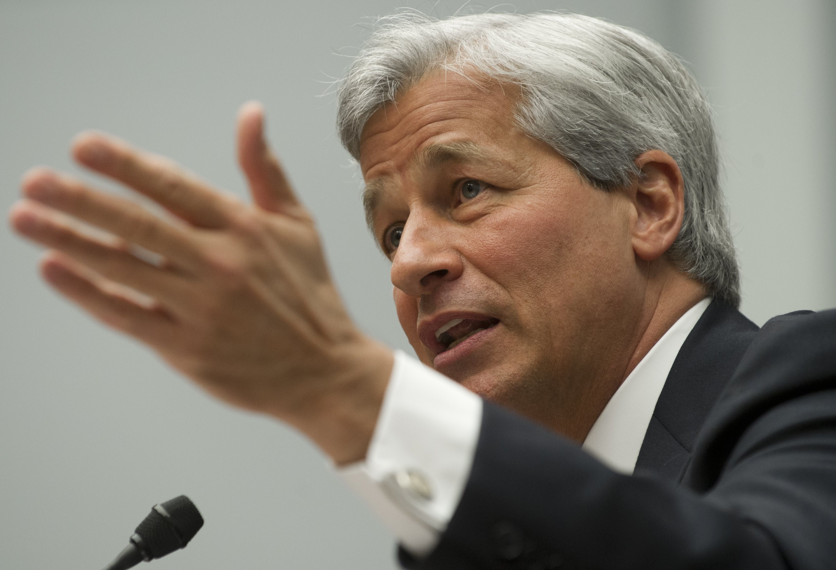 Morgan Stanley, una dintre cele mai puternice bănci de pe Wall Street, l-a ”taxat” pe șeful James Gorman pentru profiturile scăzute și i-a tăiat din salariu. Gorman a încasat ”numai” 31,5 milioane de dolari, cu 10% mai puțin ca anul trecut
