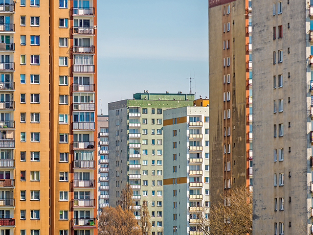 Avuția imobiliară a românilor a făcut un salt de 11% în ultimul an, urcând la aproape 2.200 mld. lei (450 mld. euro) în 2022, nivel record al ultimului deceniu. Avuția financiară: 690 mld. lei, mai puțin de un sfert din avuția totală