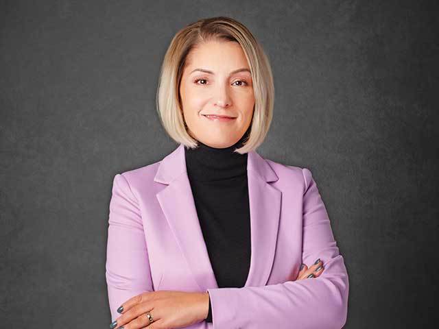 Povestea unei tinere care, după 15 ani în aceeași companie, a venit ca un sprint spre vârf. După două numiri noi, în februarie și iulie, cea de-a treia a fost una decisivă: preluarea conducerii operațiunilor businessului pe două piețe, România și Republica Moldova