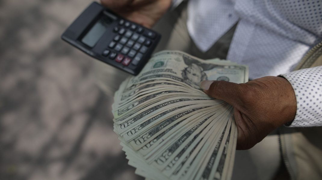 Dolarul crește peste minimul ultimelor opt luni