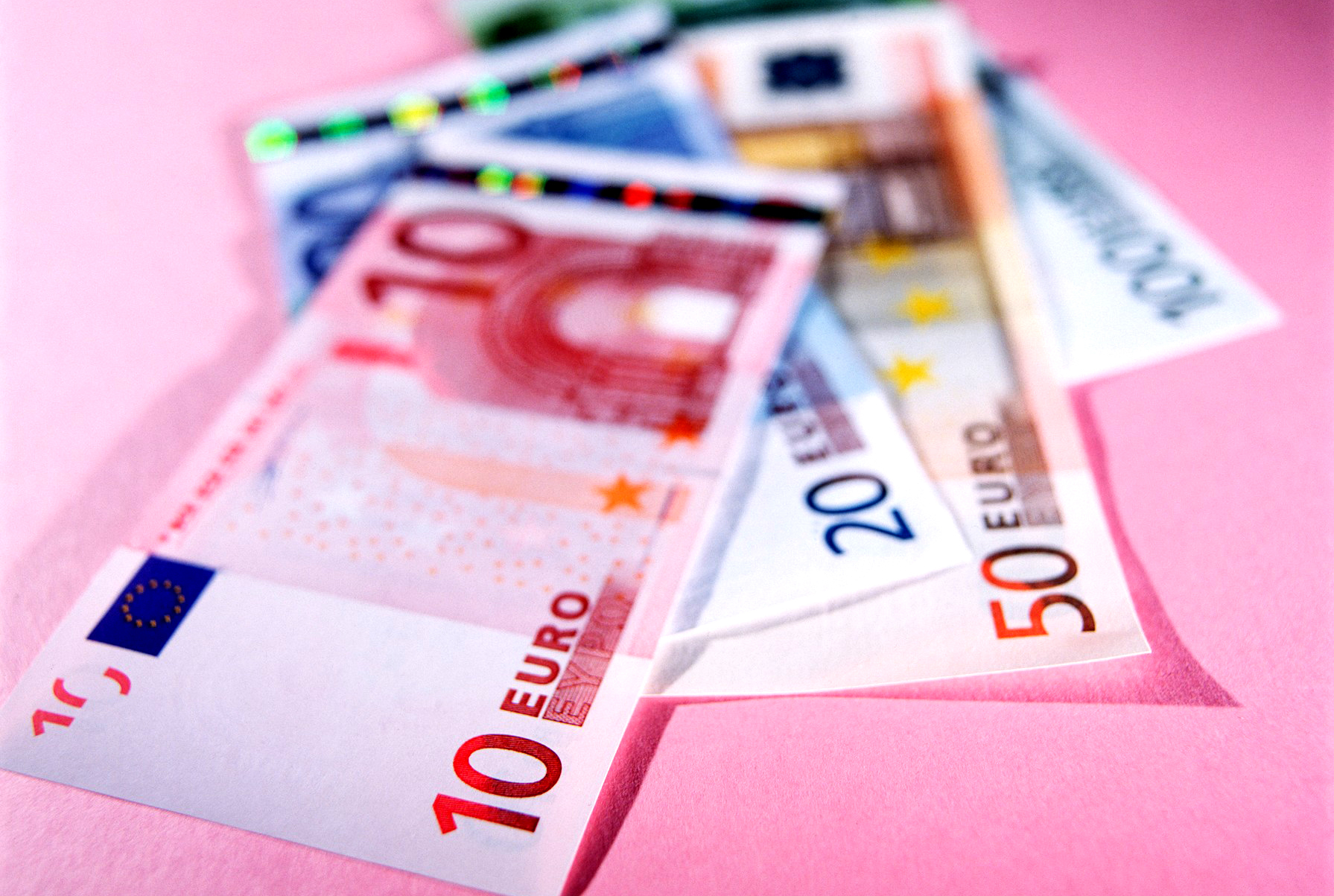 Vești proaste pentru toți românii care au credite în euro. Moneda explodează în următoarele luni și o să tot crească până la sfârșitul anului
