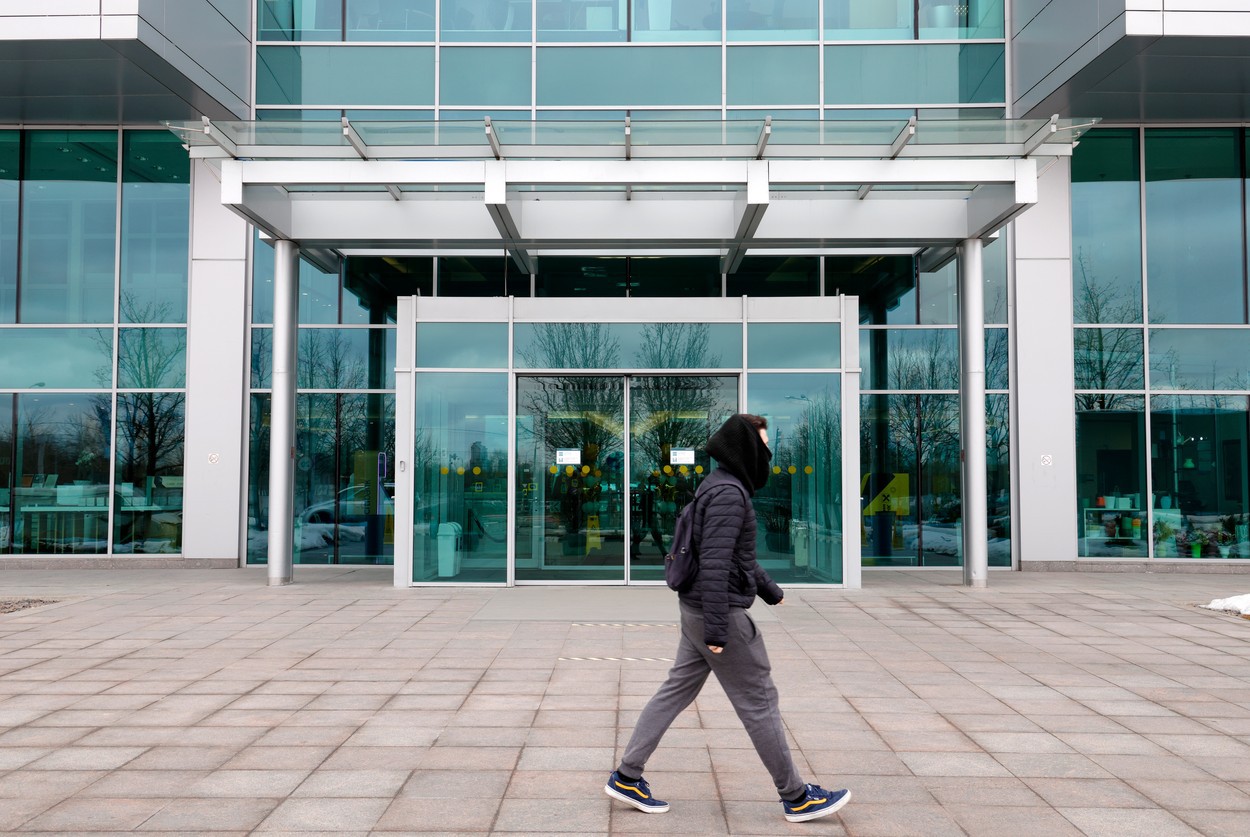 Ce se întâmplă în America, ce se ascunde în spatele cifrelor? Microsoft a anunțat miercuri după amiază oficial că va da afară 10.000 de oameni, ceea ce va costa 1,2 mld. dolari. Amazon concediază 14.000 de angajați în cea mai drastică reducere de personal, iar Goldman Sachs,  cea mai influentă bancă de pe Wall Street, renunță la 3.000 de bancheri