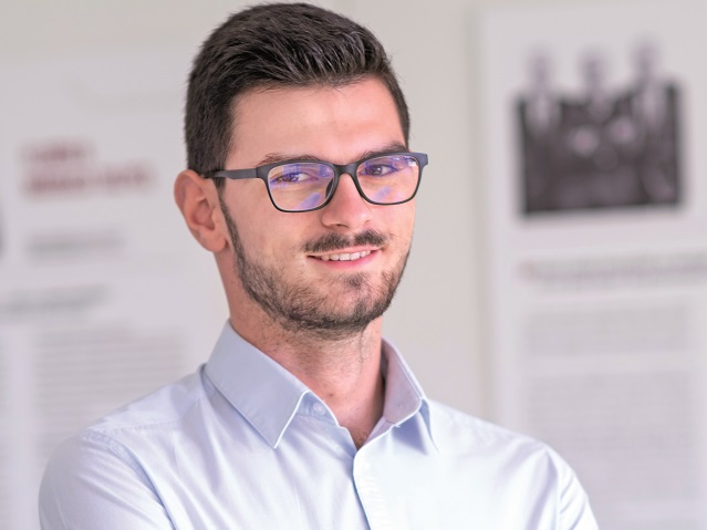 Antreprenorul Eduard Burghelia, care la 21 de ani a creat platforma de analiză a companiilor Confidas.ro, a vândut businessul către Termene.ro, cu profil similar