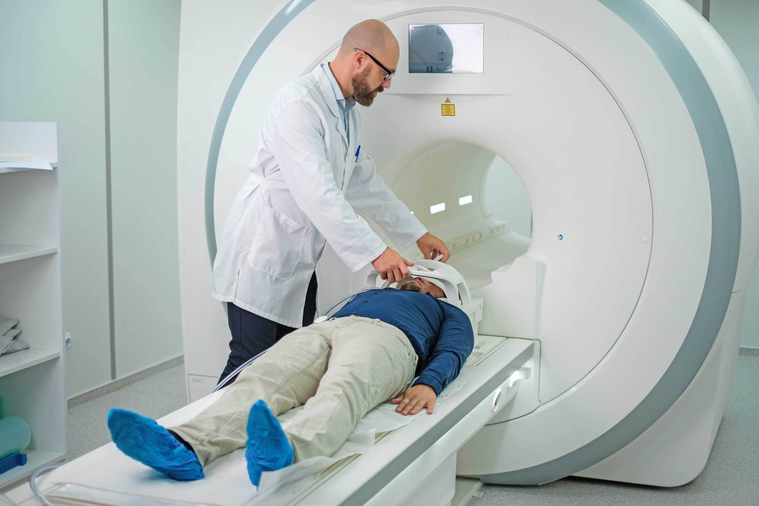 Anomaliile din Sănătate. De ce medicul de familie nu poate da trimitere pentru RMN sau CT și pacienții trebuie să ajungă la medic specialist pentru a putea face aceste investigații?