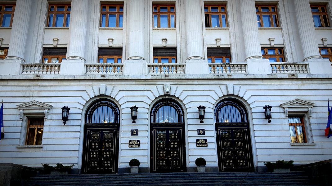 Cu ochii la scăderea „semnificativ mai alertă“ a inflației, dar și la încetinirea economiei și creditării, BNR ține dobânda la 7%