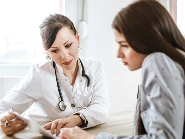 Anomaliile din sănătate. Lunar, angajații plătesc contribuții la sănătate de sute de lei, dar nu primesc servicii medicale mai bune