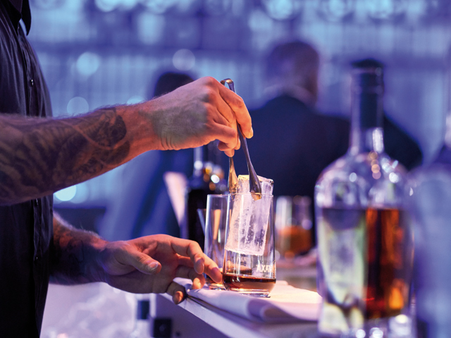 Una sau două băuturi alcoolice pe zi reduc riscul de demență cu 21%, arată un studiu făcut pe 4 milioane de oameni