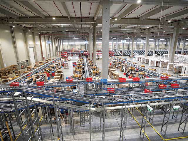 Dante International | Instalație robotizată pentru transportul și manipularea produselor în depozit