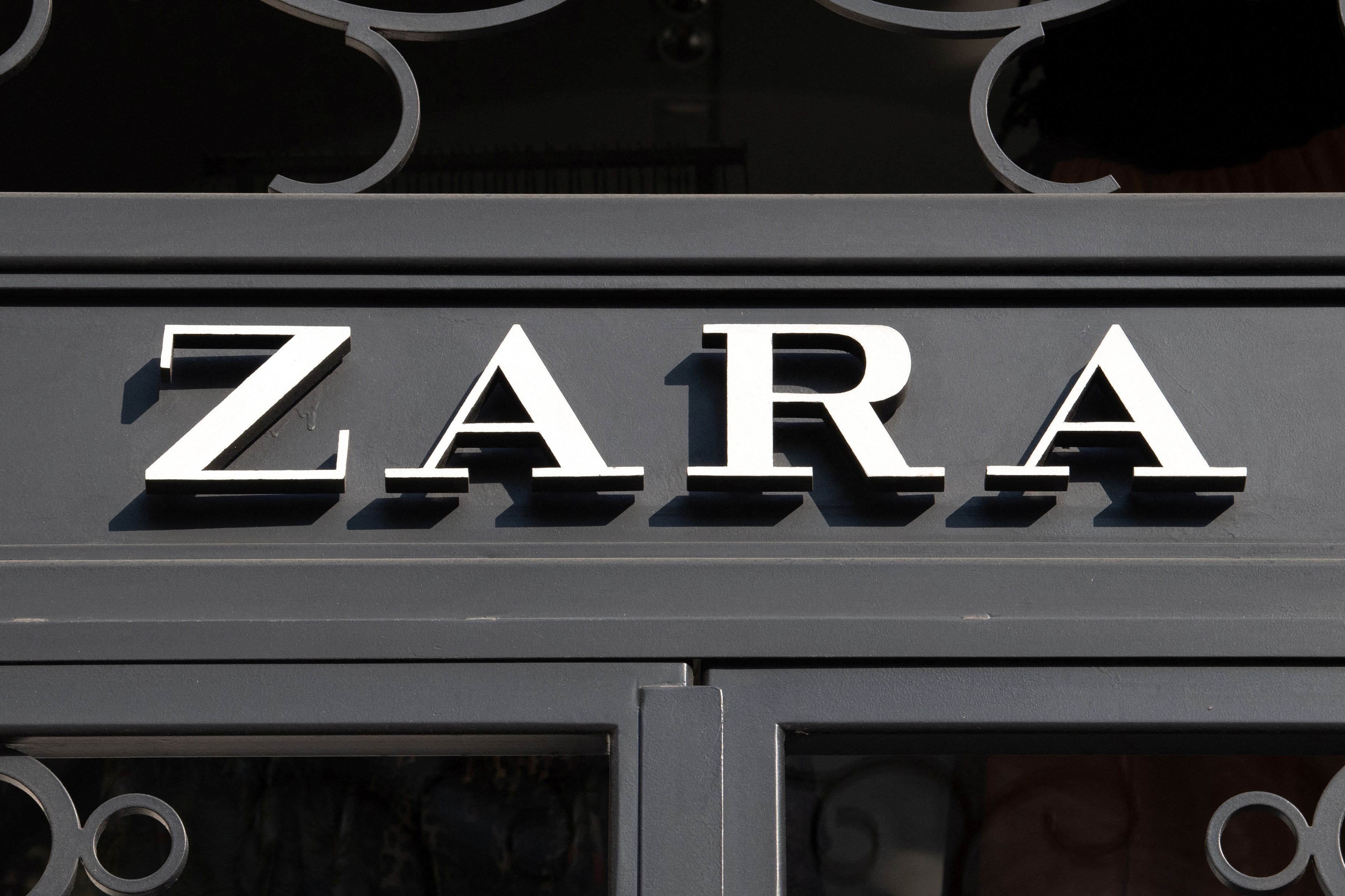 Lovitură de teatru: Zara anunță că va taxa pe cei care cumpără online și returnează produsele