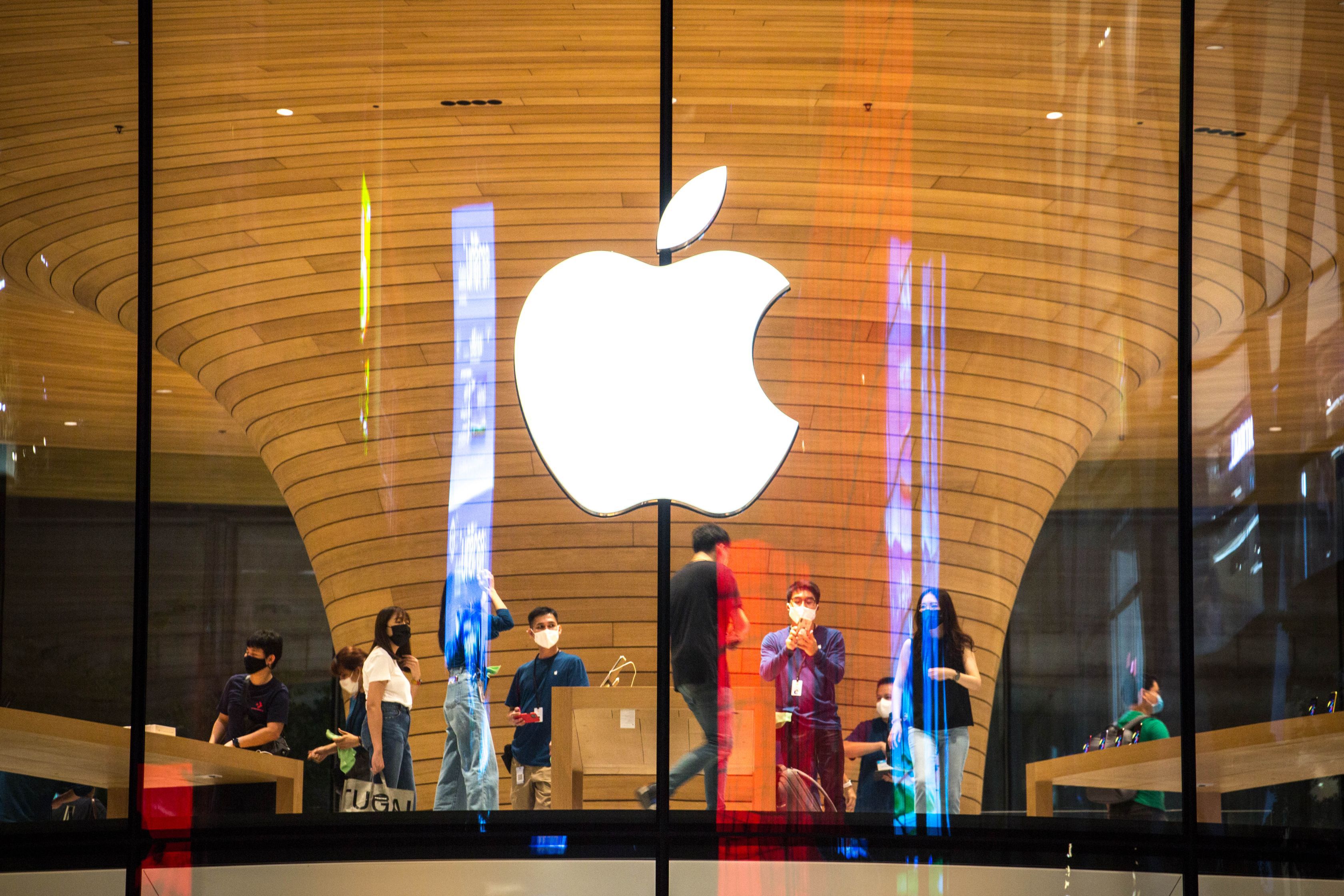 Dezastru pentru Apple. După 14 trimestre consecutive de creștere, producătorul de iPhone-uri a marcat scăderi pe toate părțile
