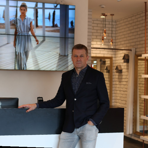 Mutare strategică: Retailerul online de fashion Answear se extinde prin achiziția a două business-uri de încălțăminte din Polonia - SneakerStudio și PRM