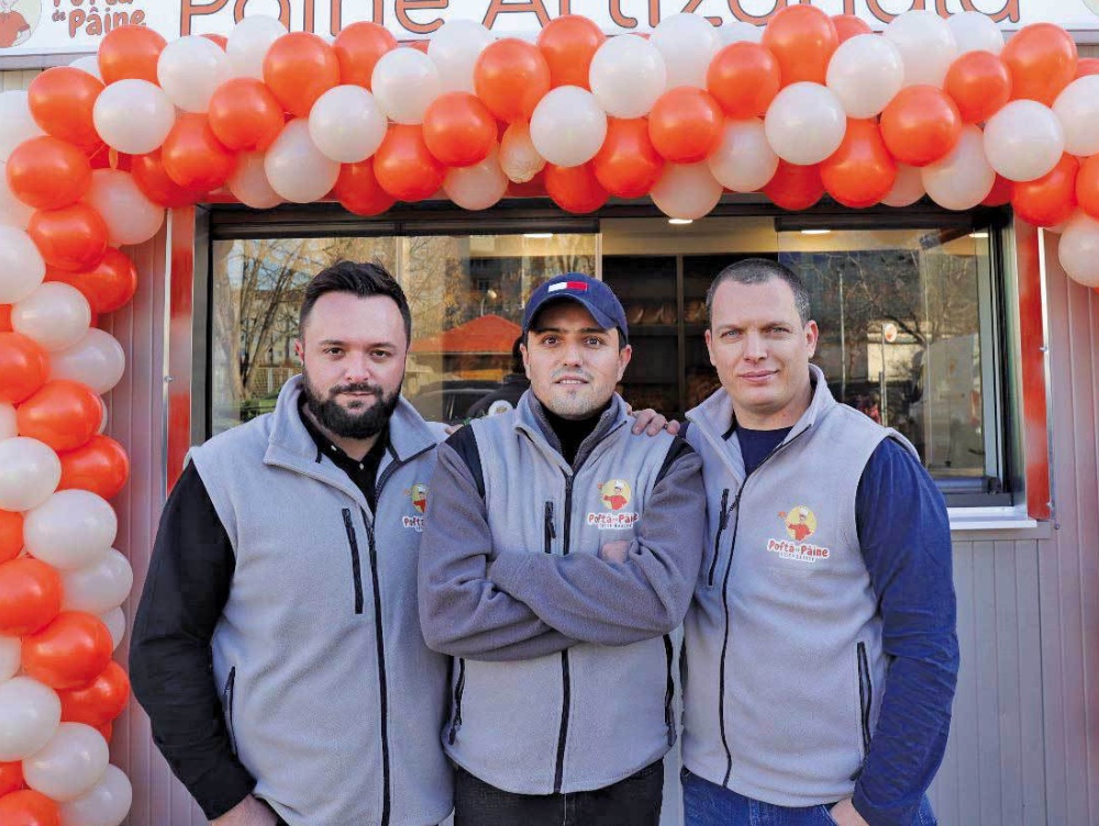 Prietenia din copilărie a fost dusă mai departe într-o afacere profitabilă de trei prieteni. Ei reușesc să facă bani din vânzarea unuia dintre cele mai iubite alimente ale românilor